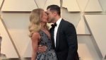 Kelly Ripa and husband Mark Consuelos share some PDA at the 2019 Oscars red carpet