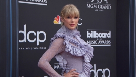 2019 Billboard Music Awards Red Carpet Stunners Taylor Swift Cardi B Ciara and More